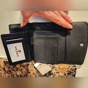NWT Mundi framed indexer leather wallet in black